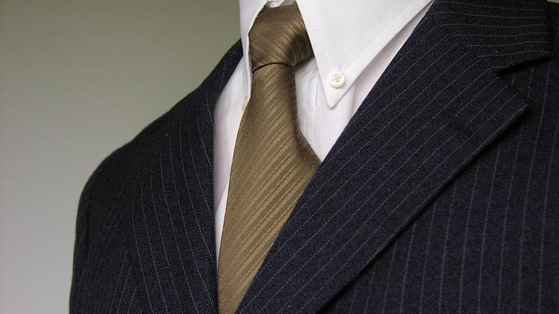 The Complete Guide to Men’s Business Suits and Ties: Style, Fit, and Function