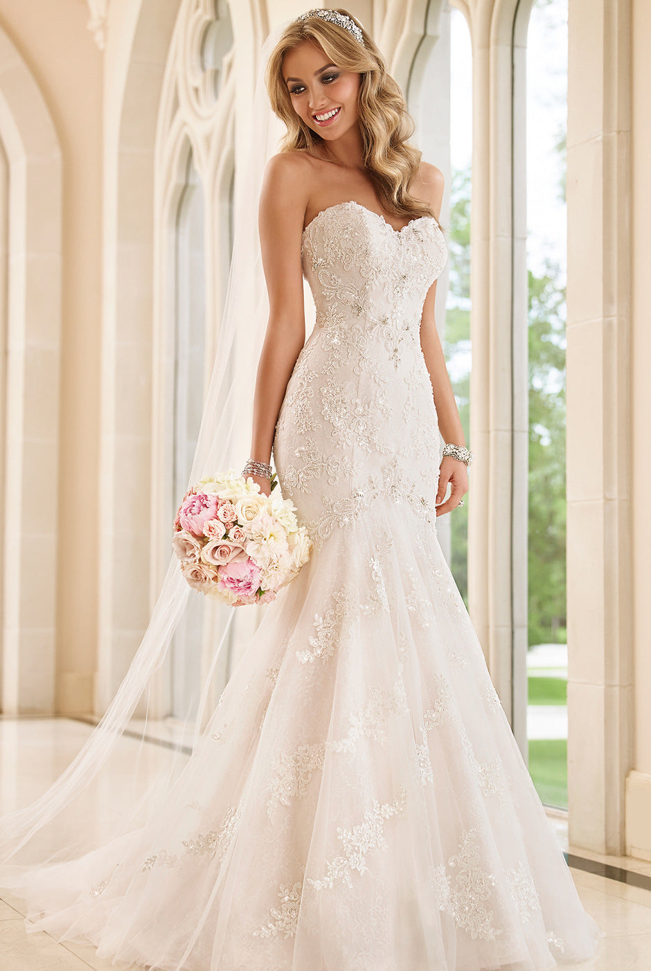 Trailing wedding dress tube top lace wedding dress