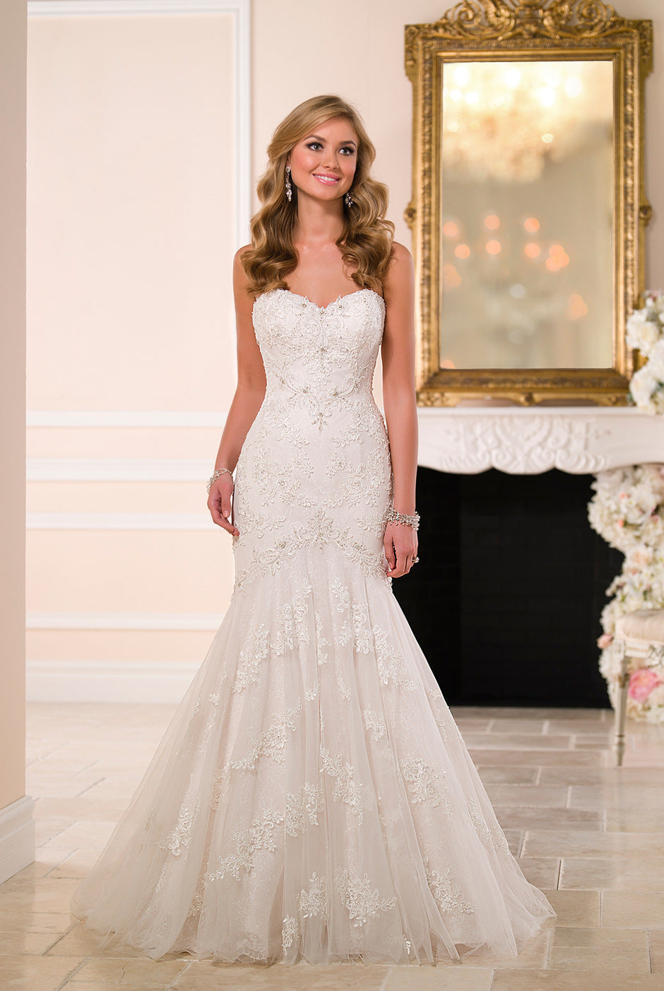 Trailing wedding dress tube top lace wedding dress