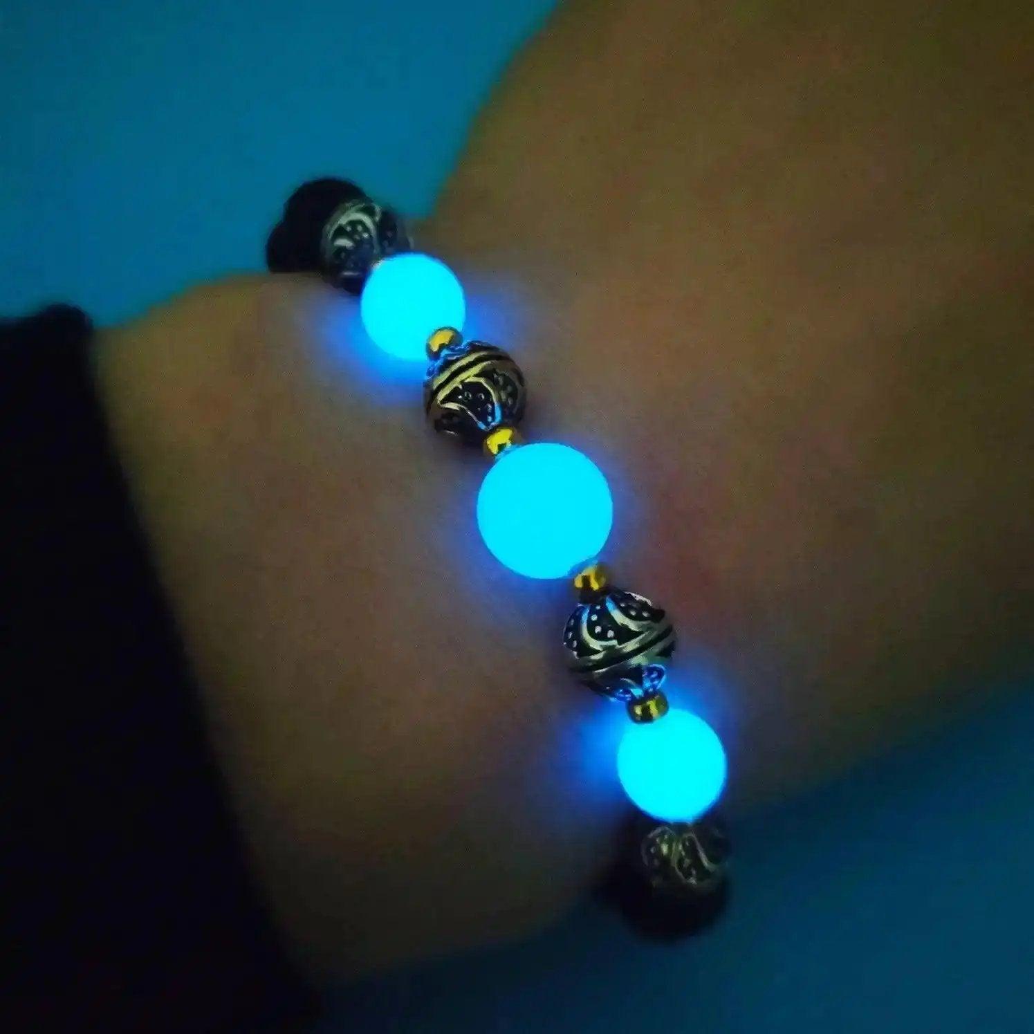 Bracelet: Adorn your wrist with this luminous and beautiful beaded accessory, perfect for stylish women.