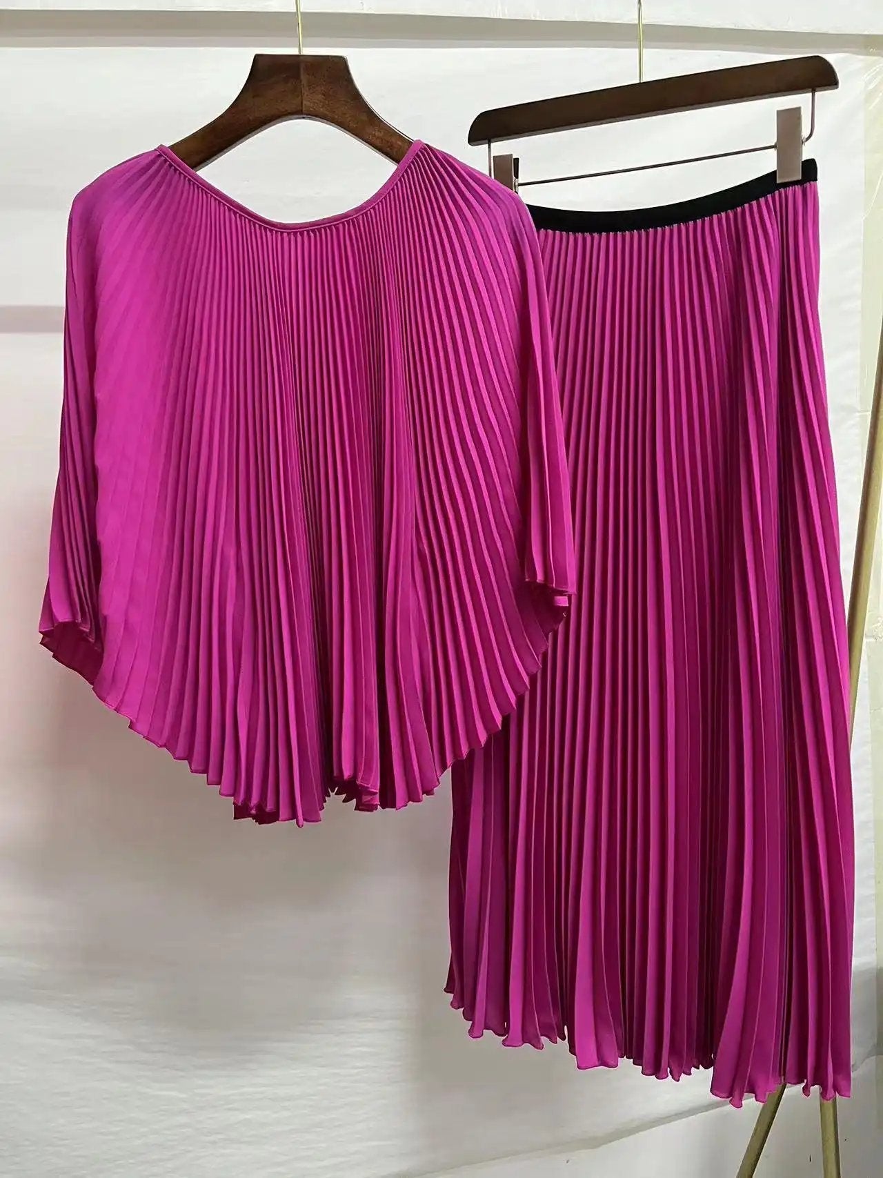 Chiffon Shirt: Female Bat Sleeve Pleated Chiffon Shirt.