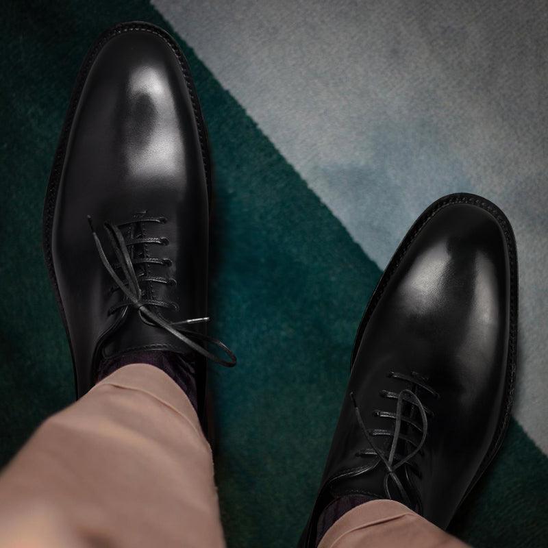 Crafted Excellence: Handmade Leather Shoes for the Discerning Gentleman's Business Attire.