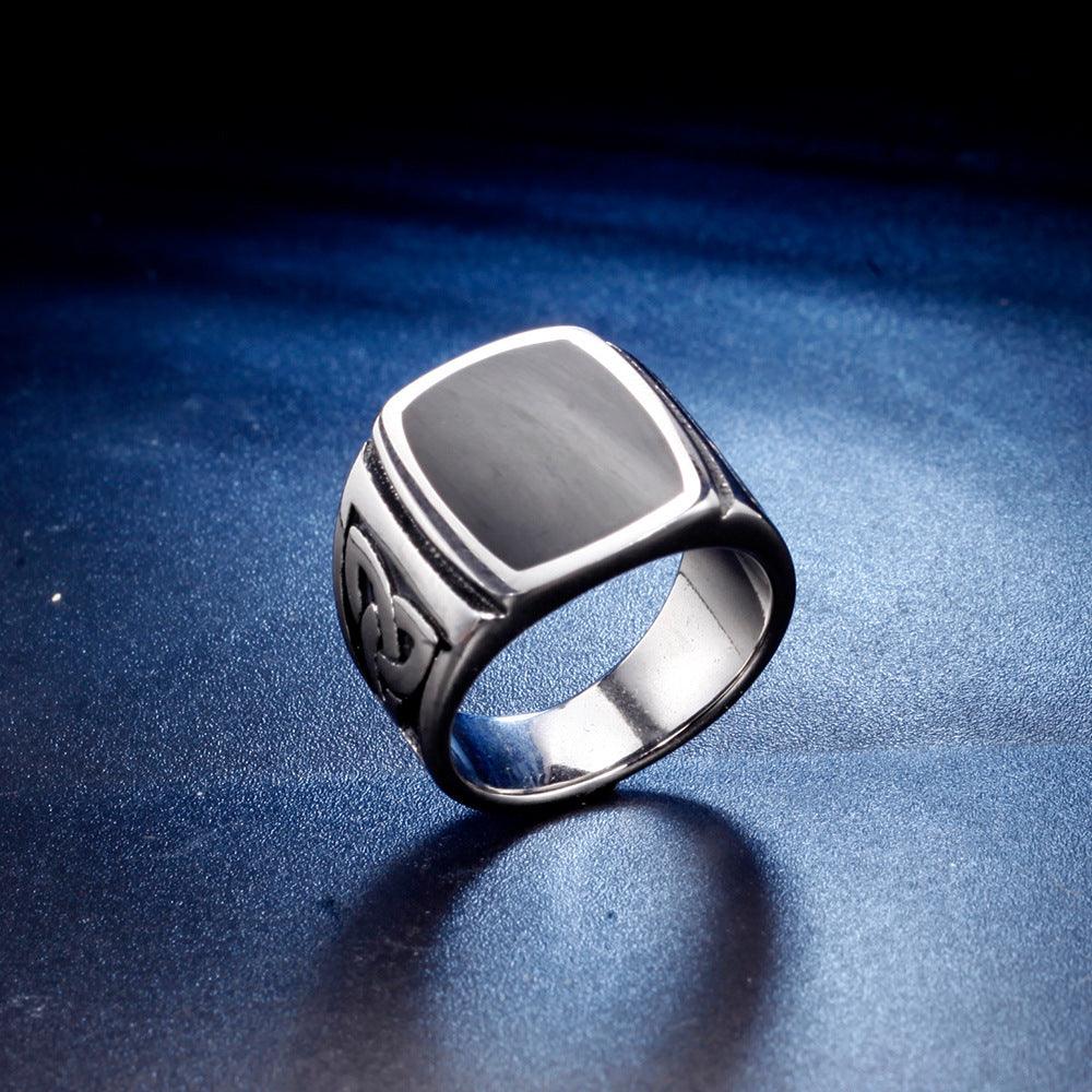 Discover timeless elegance with our vintage men's ring, featuring a sophisticated black dripping design.