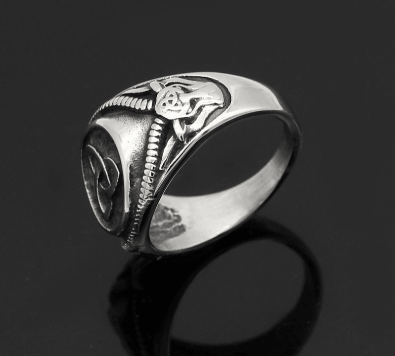 Embrace a sense of dominance with our vintage men's ring, a bold and commanding piece of jewelry.