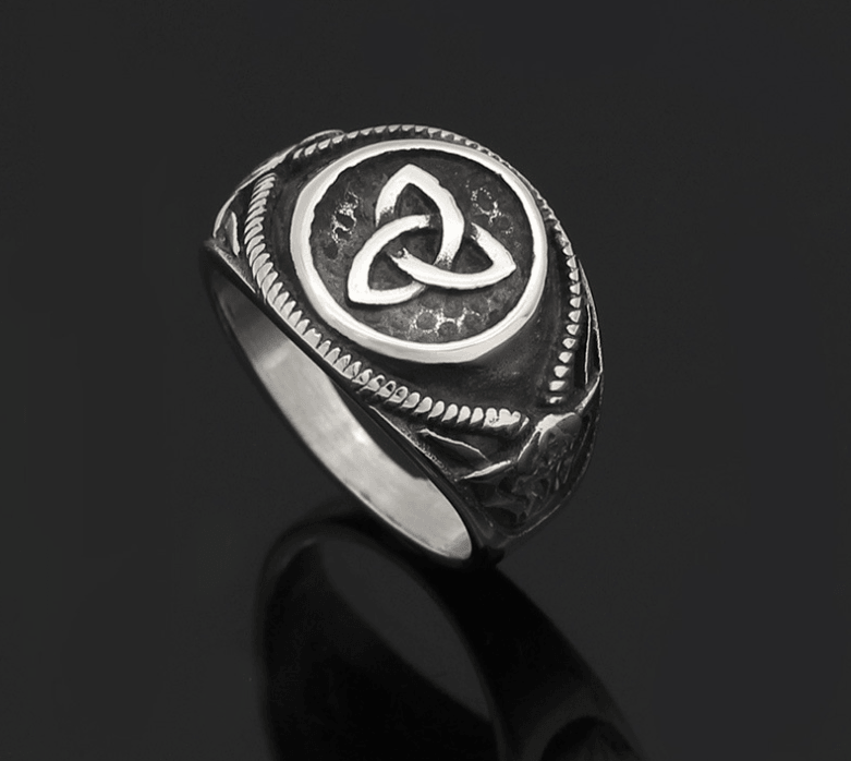 Embrace a sense of dominance with our vintage men's ring, a bold and commanding piece of jewelry.