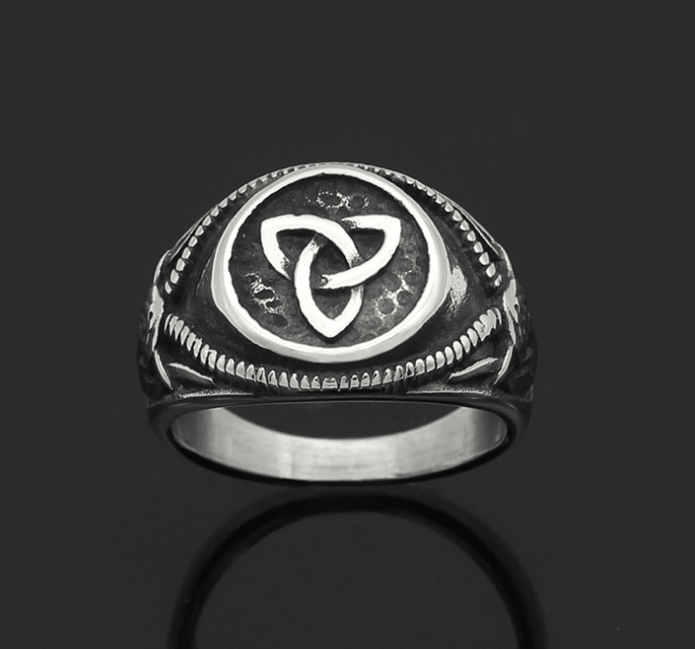 Embrace a sense of dominance with our vintage men's ring, a bold and commanding piece of jewelry.