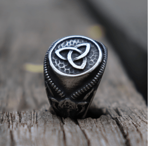 Embrace a sense of dominance with our vintage men's ring, a bold and commanding piece of jewelry.