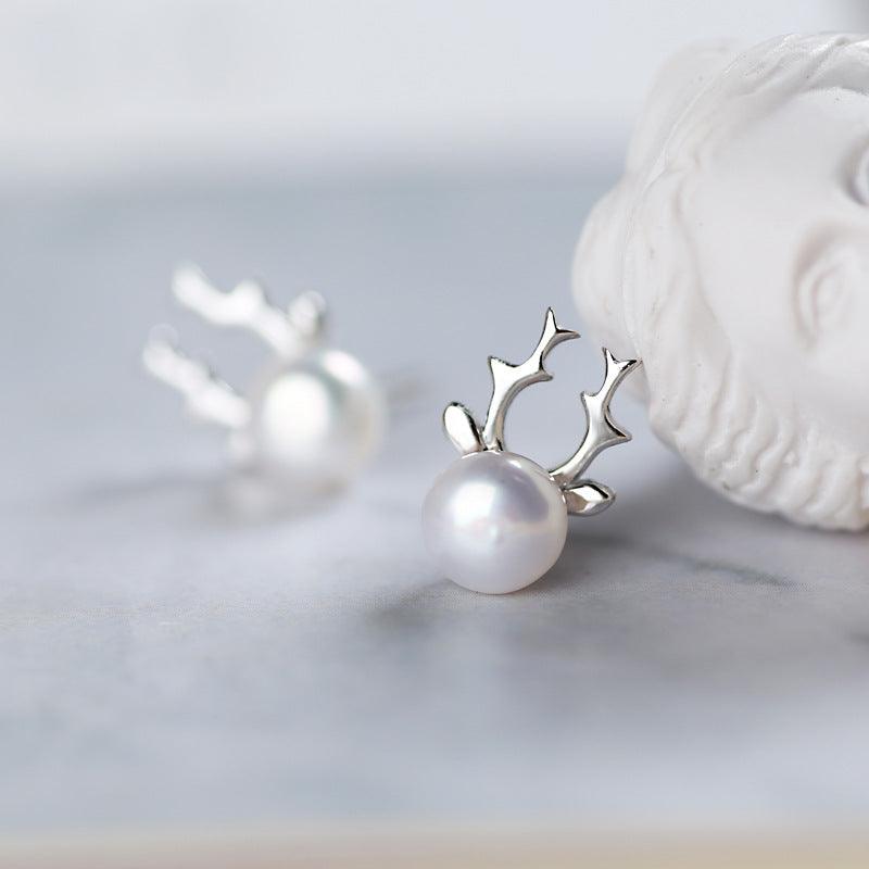 Enhance your elegance with our S925 silver pearl earrings, a refined jewelry choice for a touch of sophistication.