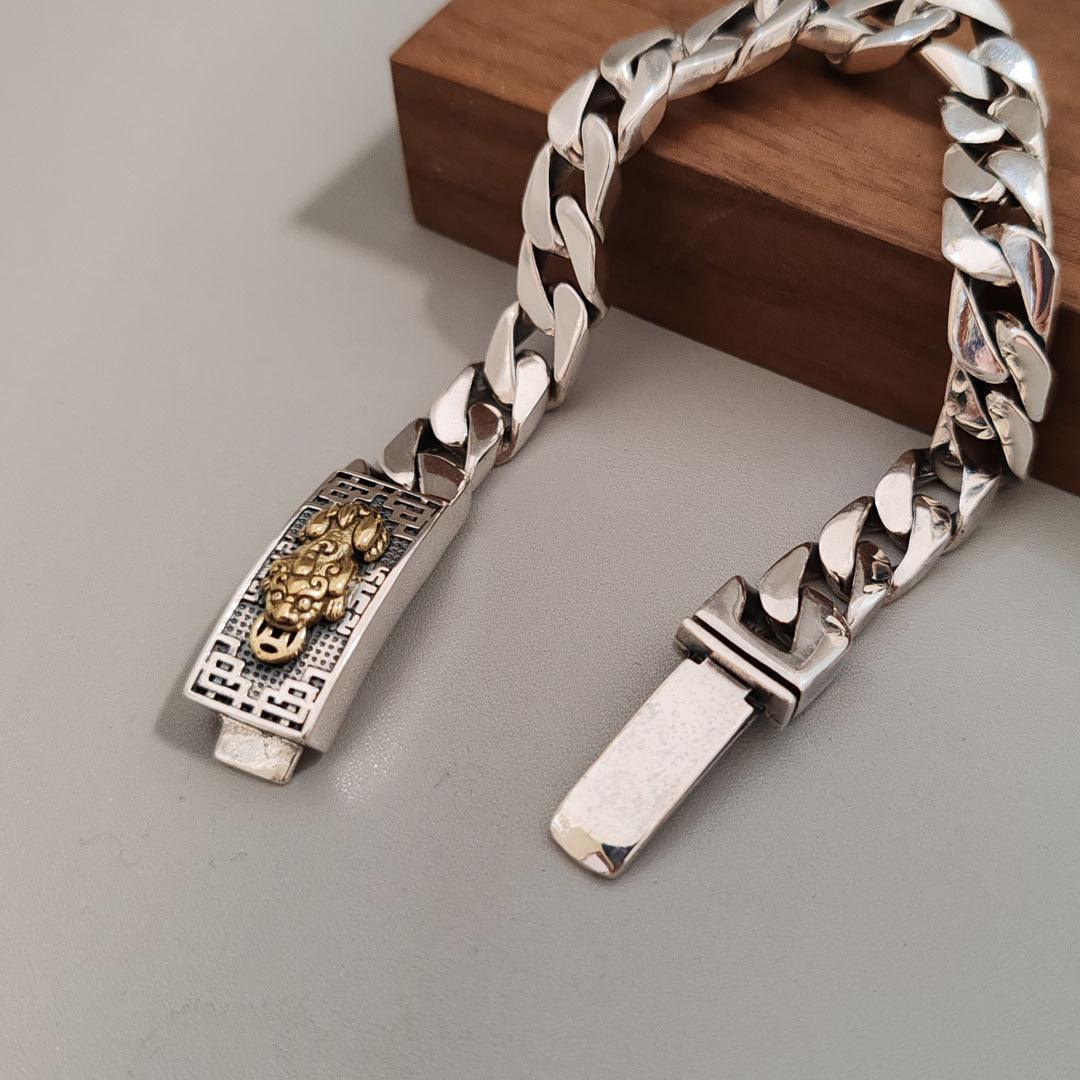 Introducing our S925 silver Cuban bracelet, a stylish piece of jewelry designed for both men and women.